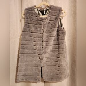 Mia & Tess Plush Sleeveless Faux Fur Vest in Gray, Size L